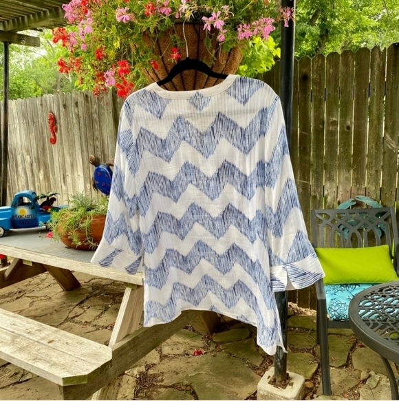 Chicos Womens 3/4 Sleeve Top with Blue and White Chevron Design - Picture 2 of 7